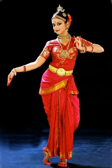 'Kuchipudi' Dancer - 'Kuchipudi' is a Classical Indian dance from Andhra Pradesh, India Bharat Natyam, Indian Dance Forms, Indian Dances, Kuchipudi Dance, Bharatanatyam Costume, Bharatanatyam Dancer, Indian Classical Dancer, Bharatanatyam Poses, Dance Of India