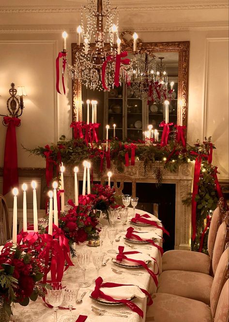 Chic Christmas Party Decor, Christmas Jazz Aesthetic, Aesthetic Christmas Table Decor, Traditional Christmas Wedding, Classic Red Christmas Decor, Traditional Christmas Tablescape, Royal Christmas Aesthetic, Red Bow Christmas Decor, Christmas Table Aesthetic