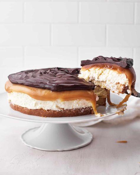 This Millionaire's cheesecake is a twist on the classic Scottish traybake - Millionaire's shortbread. It has a shortbread base, a creamy no-bake cheesecake filling and is topped with gooey caramel and chocolate ganache. It's a truly decadent dessert that will impress your guests! Great for caramel lovers, cheesecake lovers and chocolate lovers! #cheesecake, #millionairescheesecake #cheesecakeideas #nobakecheesecake #millionairesshortbread #carameldesserts #caramelshortcake #caramelshortbread Millionaire Cheesecake, Shortbread Cheesecake, Bonni Bakery, Millionaires Cheesecake, Chocolate Caramel Cheesecake, Millionaire Shortbread Recipe, Almond Paste Recipes, Millionaires Shortbread, Banoffee Pie Recipe