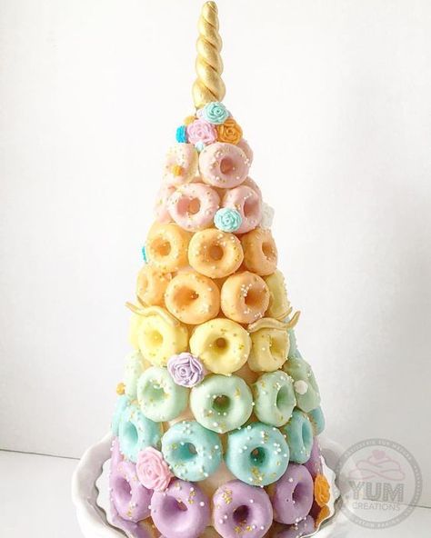 Unicorn Donut Tower#unicornworld #loveunicorns #unicornmagic #unicornlove #unicorn #pinkunicorn #unicornlovers #unicórnio #iloveunicorns #unicorns Doughnut Tower, Donat Glaze, Donut Unicorn, Unicorn Party Ideas, Unicorn Donut, Unicorn Party Food, Donut Tower, Unicorn Desserts, Donut Birthday Parties