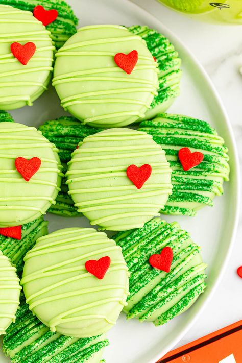 Christmas Dipped Chocolate, Winter Chocolate Covered Oreos, Oreo Cookie Recipes Christmas, White Chocolate Covered Oreos Christmas, Cute Desserts Christmas, Cute Christmas Cookies For Kids, Dessert Christmas Gifts, Grinch Oreo Cookies, Green Christmas Treats