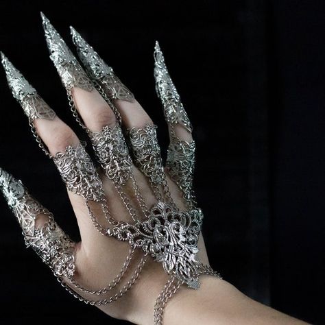 Fingers Armor Gold Nails Claws Metal Set Style 2 - Etsy Australia Fantasy Cosplays, Chained Bracelet, Nail Claws, Finger Claws, Hand Armor, Nail Armor, Vampire Vibes, Metal Glove, Nail Rings