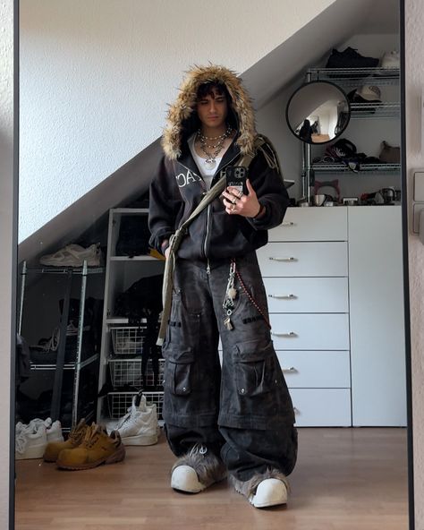 New Rock 106 Outfit, Dark Streetwear Men, Personsoul Outfits, Winter Masc Outfits, Ushanka Outfit, Rainy Day Fits, Fashion Mfs, Trap Style, Dark Streetwear