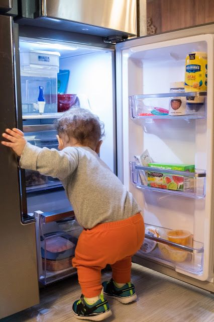 A Children's Fridge + a Few Snack Ideas Montessori Food Station, Wildflower Playroom, Montessori Kitchen Station, Montessori Snack Station, Mini Fridge Snack Ideas, Infant Nutrition, Montessori Space, 4th Pregnancy, Montessori Stations