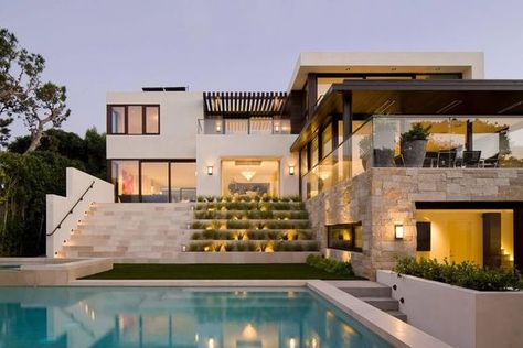 This contemporary private residence located in Manhattan Beach, California, was designed in 2015 by SUBU Design Architecture. Contemporary Remodel, Home Designs Exterior, Contemporary Beach House, Dwelling Place, Beach House Exterior, Modern Beach House, Beach House Interior, Beach House Design, Design Exterior