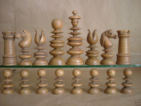 A high-class English antique chess set, probably 2H 19th century.  Sets such as this were produced by the top manufacturers. Chess Set Unique, Chess Board Game, Chess Master, Chess Players, Chess Sets, Wooden Games, English Antiques, Wood Turning Projects, Wooden Chess