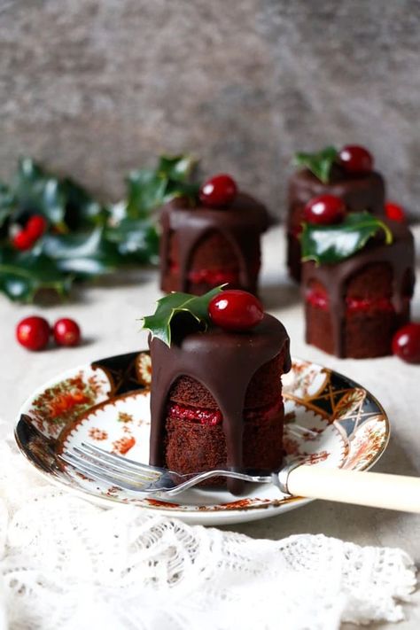 Chocolate Cranberry Christmas Mini Cakes (vegan, gluten-free, nut-free) - Nirvana Cakery Christmas Mini Cakes, Cranberry Christmas Cake, Cranberry Christmas, Mini Cake Recipe, Small Cakes, Christmas Cake Decorations, Vegan Christmas, Christmas Cupcakes, Food Cakes