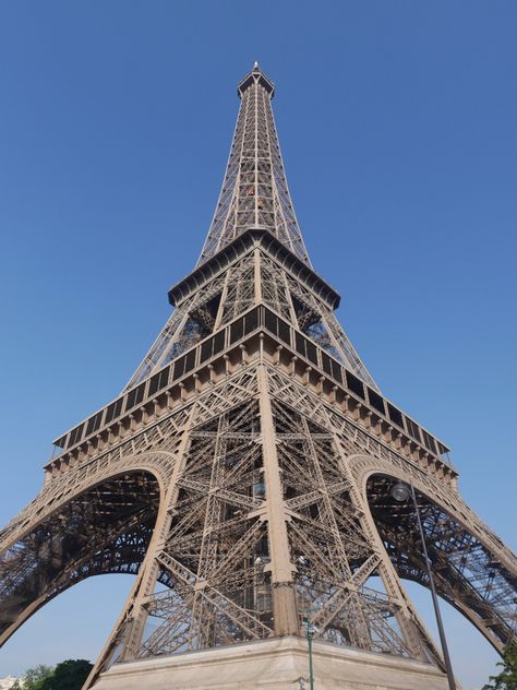 Eiffel Tower from a different perspective. Bonjour Paris #travel #France #architecture Eiffel Tower Top View, Three Point Perspective Building, Monument Drawing, Eiffel Tower Architecture, The Effiel Tower, Gcse Architecture, Three Point Perspective, Perspective Reference, 3 Point Perspective