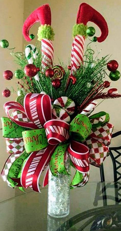 Grinch Christmas Decorations, Tabletop Christmas Tree, Flower Inspiration, Christmas Arrangements, Grinch Christmas, Noel Christmas, Christmas Floral, Candy Canes, Christmas Centerpieces