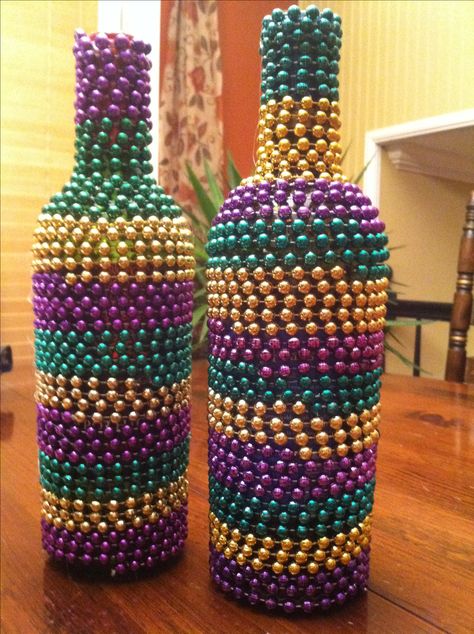 Got Mardi Gras beads? Put them to use and decorate your recycled wine bottles! Great center pieces! Beads Decoration Ideas, Centerpieces Masquerade, Mardi Gras Ideas, Mardi Gras Party Ideas, Elaborate Costumes, Mardi Gras Diy, Mardi Grad, Mardi Gras Party Decorations, Madi Gras