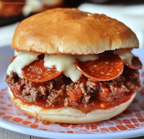 Delicious Crockpot Pizza Burgers Recipe - My Home Made Recipe Crockpot Pizza Burgers, Pizza Burger Recipe, Crockpot Pizza, Pizza Burgers Recipe, Crock Pot Pizza, Juicy Burgers, Shrimp Cakes, Pizza Burger, Pork Chop Dinner