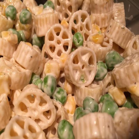 Pasta Salad With Peas, Chicken Club Pasta Salad, Quick And Easy Pasta Salad, Wagon Wheel Pasta, Salads For Summer, Rainbow Pasta Salad, Bacon Pea Salad, Salad With Peas, Peas And Corn