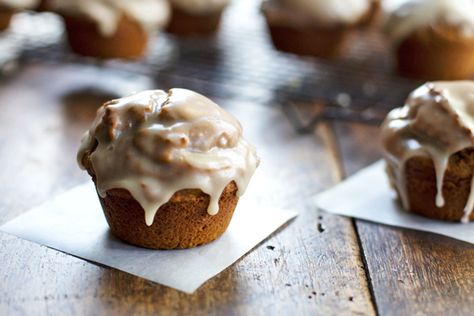 Healthy Maple Glazed Pumpkin Muffins: whole grain, less sugar and oil, 270 calories - Pinch of Yum Fall Muffins, Pinch Of Yum, Pumpkin Muffin Recipes, Pumpkin Spice Muffins, Less Sugar, Tough Cookie, Maple Glaze, Fall Food, Healthy Pumpkin