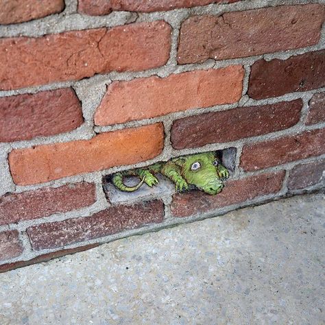 Adventures Of Chalk Characters: 90 Street Art Pieces By This Artist (New Pics) David Zinn, Pavement Art, Toledo Museum Of Art, Street Art Utopia, Brick Art, Sidewalk Chalk Art, Sidewalk Art, Street Painting, Ann Arbor Michigan