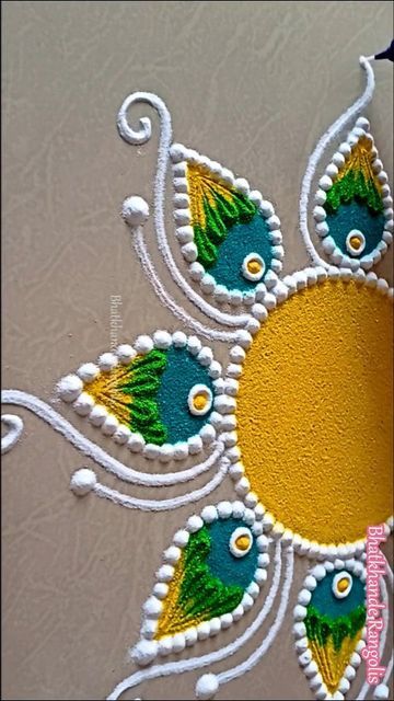 Rangoli With Urli, Simple Aesthetic Rangoli Designs, Rangoli Mandala Designs, Dashera Rangoli Designs, Navratri Rangoli Ideas, Easy Rangoli Ideas Simple, Rangoli Designs Aesthetic, Rangoli Ideas Creative For Competition, Rangoli Simple Design Easy