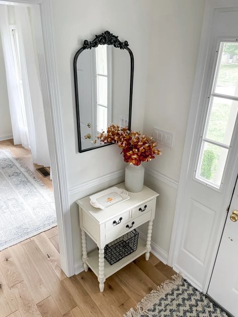 Elegant Small Entryway Ideas, Small Entryway Table Decor With Mirror, Small Entry Table Decor, Entry Alcove, Small Entry Table, Small Entryway Decor, Small Foyer Ideas, Small Entry Tables, Small Entryway Bench