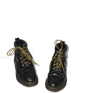 URSTYLE | ShopLook Vintage Doc Martens, Black Lace Shoes, Grunge Boots, Laced Boots, Black Lace Up Boots, Barbara Gordon, Yellow Boots, Black Grunge, Boots Vintage