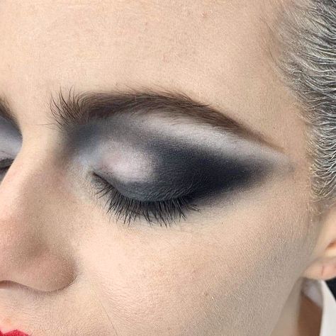 Cruella Deville Eye Makeup, Carella Deville Make Up, Cruella Makeup Halloween, Maquillage Cruella, Cruella Deville Makeup, Emma Stone Makeup, Halloween Fantasia, Cruella Deville Costume, Decade Party