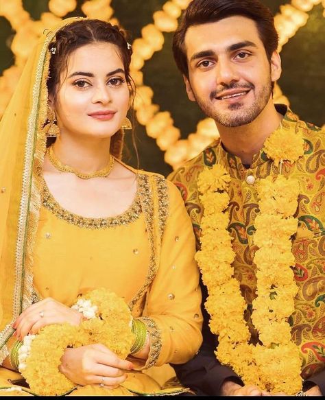 Minal khan mahndi Picture,Today is the Mehndi Event of Minal Khan and Ahsan Mohsin and both are happy to see this Blessing Moment . Minal Khan Wedding Pics, Minal Khan Wedding, Haldi Function Dress, Mehndi Pictures, Mehndi Function, Emma Watson Belle, Minal Khan, Hair Styels, Bridal Jewellery Earrings