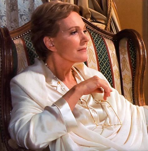 Julie Andrews Online on Instagram: “Queen Clarisse in all her crowning glory 👑✨ #julieandrews #julieandrewsonline #princessdiaries #theprincessdiaries #queen #queenclarisse…” Julie Andrews Princess Diaries, Disney Crown, Julie Andrews Movies, The Princess Diaries 2001, Anne Hathaway Style, Sound Of Music Movie, Princess Diaries 2, Diary Movie, Movie Classics