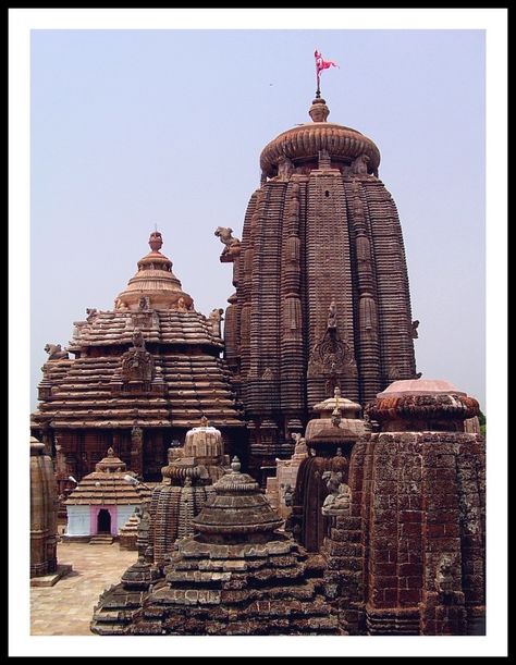 Lingaraj temple, (Kingdom of Kalinga) Orissa. Bay of Bengal Hindu Aesthetics, Lingaraj Temple, Bengali Culture, Middle Eastern Art, Buddha Art Drawing, Hindu Temples, Amazing Houses, Indian Classical Dance, Wallpaper Photo Gallery