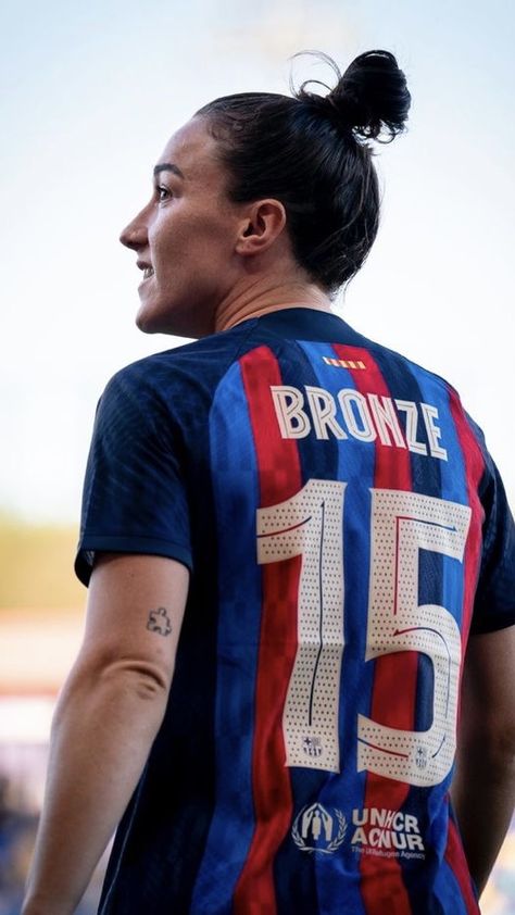 Lucy Bronze Barcelona, Lucy Bronze Wallpaper, Woso Football, Female Footballers, Lucy Bronze, Football Women, England Ladies Football, Bronze Wallpaper, Female Soccer