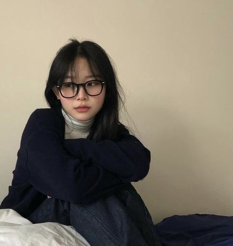 Glasses Outfit Aesthetic, Glasses Outfit, Glasses Inspiration, Hairstyles With Glasses, Girls With Glasses, 가을 패션, I Love Girls, Mode Vintage, Daily Look