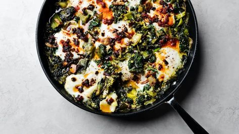 Shakshuka Ottolenghi, Holiday Sleepover, Gastric Bypass Diet, Yotam Ottolenghi Recipes, Shakshuka Recipe, Pescetarian Recipes, Shakshuka Recipes, Ottolenghi Recipes, Brunch Spread