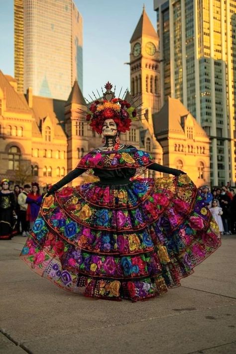 Catrina Dress, Mexican Halloween Costume, Dia De Los Muertos Party Ideas, Folklorico Dresses, Catrina Costume, Mexican Halloween, Creepy Halloween Makeup, Mexican Fashion, Mexico Culture