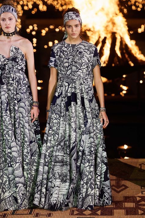 Christian Dior Resort 2020 Fashion Show - Vogue Fashion Runway Show, Mixed Prints, Resort 2020, 2020 Fashion Trends, Couture Accessories, Fashion Show Collection, Fashion 2020, Vogue Paris, Elie Saab