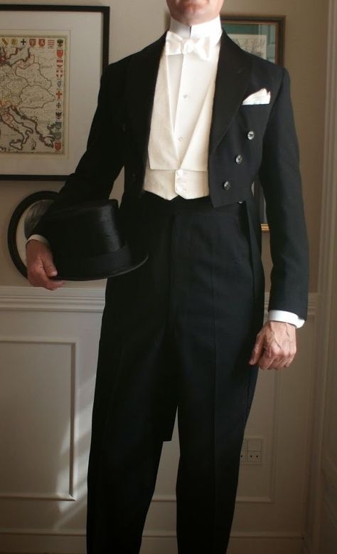 Non Traditional Tuxedo Men, Vintage Tuxedo Men, Butler Outfit Men, 1920s Fashion Men, Tuxedo Aesthetic, Mens Evening Wear, Butler Outfit, Mens Formal Wear, Mens Fashion Classic