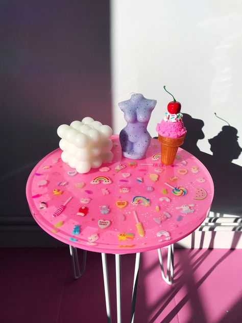 This amazing resin candy table will be the center of attention of any room in your funky home as it's a unique, cool and very cute piece! 🍬🍭 If you were looking for a pink coffee table that would reflect your funky and cool personality look no further, you've found it! Have you ever seen such a versatile side table???? You can do many fun decorative things with it so you just have to let your imagination run wild! It could even be a cool and kitsch table for your children's room! Maybe a funny Pastel Furniture Aesthetic, Unique Resin Table, Maximalist Kitchen Table, Side Table Cute, Funky Trash Can, Gummy Bear Table, Resin Candy Art, Weird Core Furniture, Pink Epoxy Table