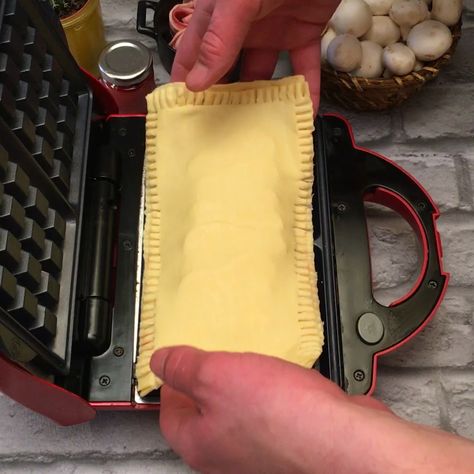 Croustillant gaufré, la recette en vidéo par Chefclub Pizza Stromboli, Waffle Pizza, Waffle Iron Recipes, Salad Recipes Healthy Easy, Waffle Maker Recipes, Easy Chicken Dinner Recipes, Tasty Videos, Summer Recipes Dinner, Inspiration Instagram