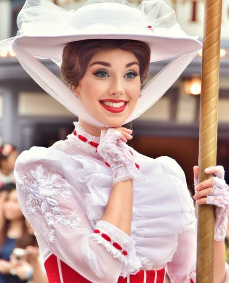 Her makeup is so pretty. Mary Poppins face character at Disney. Wicked Cosplay, Mary Poppins Jr, Mary Poppins Costume, Disney Characters Costumes, Cosplay Disney, Disney Face Characters, Her Makeup, Dapper Day, Disney Cosplay