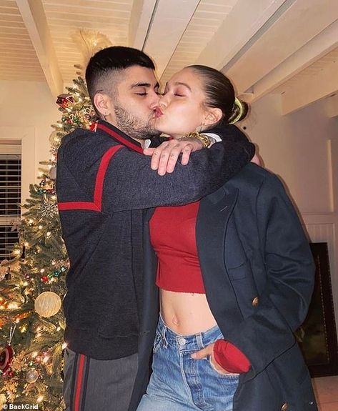 Gigi Vogue, Gigi Hadid And Zayn Malik, Gigi Hadid And Zayn, Yolanda Foster, Zayn Malik Pics, Hadid Sisters, Hadid Style, Romantic Moments, Zayn Malik