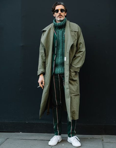 Stylish Guys Wearing Green | ASOS London Fashion Week Street Style Men, Fashion Trends Magazine, London Fashion Week Mens, Mens Fashion Smart, Autumn Street Style, Mens Winter Fashion, Mens Fall, Street Style Inspiration, Cool Street Fashion