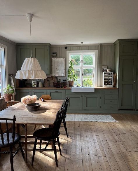 Dela Av Rum, Swedish Country House, Swedish Farmhouse, Swedish Kitchen, My Scandinavian Home, Swedish Cottage, Fresh Farmhouse, Swedish House, Cottage Kitchen