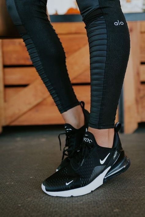 Fall Athleisure, Fall Activewear, Sneaker Outfits, Sneaker Trend, Dr Shoes, Basket Style, Shoes Free, 270 React, Nike Air Shoes