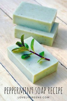 Natural Peppermint S Peppermint Soap Recipe, Bath Boms Diy, Homesteading Tips, Savon Diy, Diy Soap Recipe, Soap Making Process, Săpunuri Handmade, Peppermint Soap, Cold Process Soap Recipes