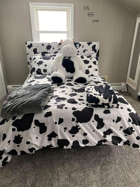 Cow Print Room Ideas, Cow Print Bedding, Western Bedroom Decor, Western Rooms, Western Bedroom, Classy Bedroom, Bedroom Decor For Couples, Cow Decor, Dorm Room Inspiration