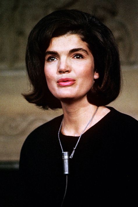 Jackie Kennedy thanks the nation in 1964 for all of the cards and letters that… Jackie Oh, Retro Bob, Swag Dress, Icon Fashion, Jackie O Style, John Junior, Jackie Onassis, First Ladies, John Fitzgerald