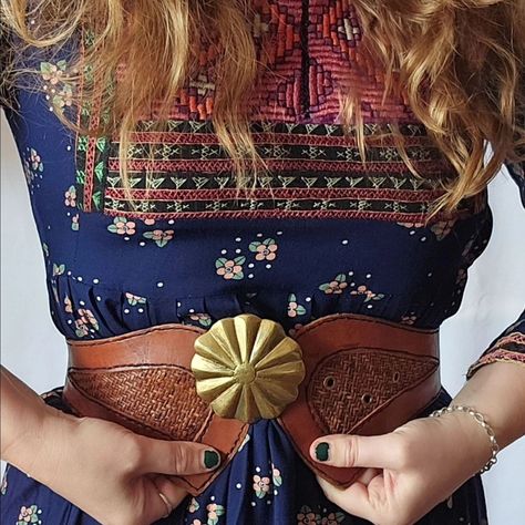 This beautiful leather rattan waist belt with brass buckle is a size xxs/xs/s, and ots landed on the website as well as this beautiful 70s dress!! 70s Belts, Western Rock Style, Cool Belt Buckles, Tan Leather Belt, 70s Women, Sneaker Jewelry, Brass Buckle, Rock Style, Belt Size