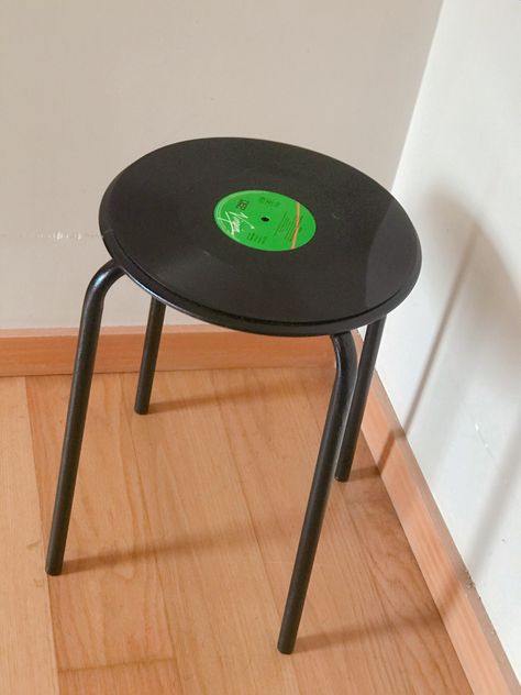 #diy #ikeahacks #ikeadiy #vinylstool #vinylsidetable Vinyl Side Table, Side Table Diy, Diy Side Table, Ikea Desk, Record Art, Table Diy, Ikea Diy, Vinyl Siding, Ikea Hacks