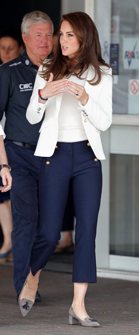 Kate Middleton 2023 Style, Semiformal Outfit Mujer, Outfit Semiformal Mujer, Kitten Block Heels, Outfit Semiformal, Sailor Trousers, White Jacket Outfit, Business Casual Looks, Princess Kate Style