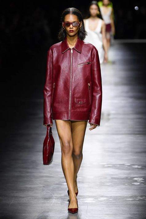 Gucci RTW Spring 2024 [PHOTOS] – WWD Gucci Ss24, Gucci 2024, Winter 2024 Fashion Trends, Color Presentation, Winter 2024 Fashion, Stile Kylie Jenner, Red Runway, Gucci Outfit, Gucci Runway