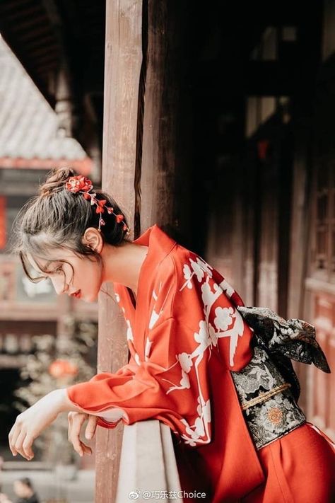 Poses Japanese, Fashion Hacks, Japanese Kimono, Fashion Ideas, Art Reference, Winter Fashion, Skirt, Orange, Beauty