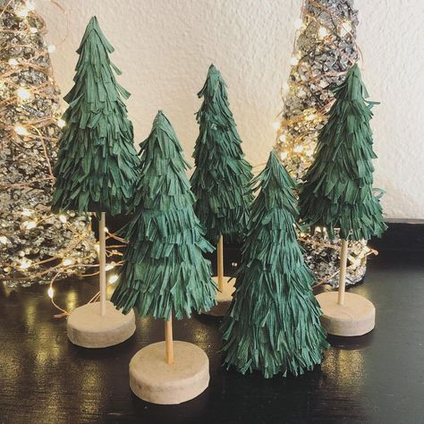 Diy Pine Tree, Paper Pine Tree, Felt Trees, Decoration Event, Fur Tree, Toilet Paper Rolls, Doll House Crafts, Xmas Deco, Hanging Christmas Tree