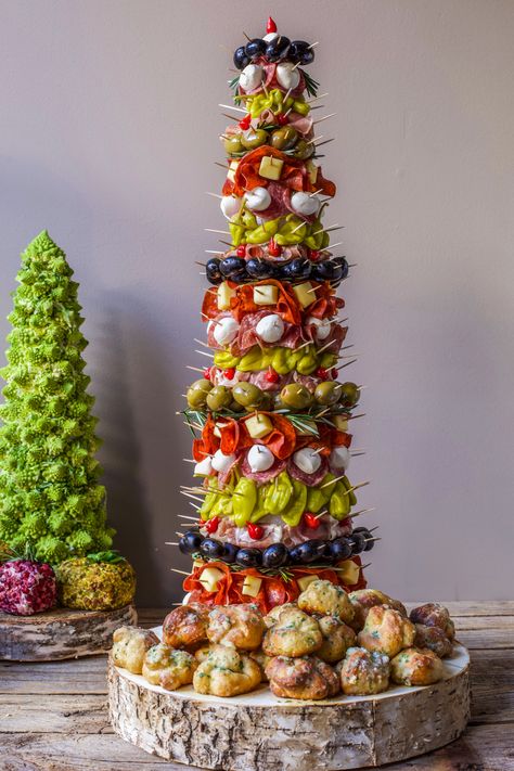 Appetizer Trees: Jeanette Donnarumma's Antipasto Tree with Garlic Knots Antipasto Christmas Tree, Antipasto Tree, Christmas Tree Charcuterie Tower, Antipasto Skewers Christmas, Vegetable Tree Appetizer, Christmas Catering Ideas, Christmas Tree Antipasto, Christmas Catering, Antipasto Platter