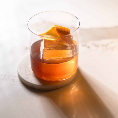 Spiced Apple Old Fashioned - Jaylynn Little Spiced Apple Old Fashioned, Apple Simple Syrup, Apple Old Fashioned, Spiced Old Fashioned, Irish Coffee Recipe, Toddy Recipe, Hot Toddies Recipe, Blood Orange Juice, Aromatic Bitters