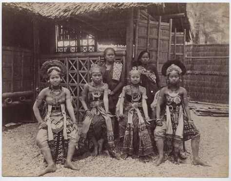 Africans Human Zoo- At the Parisian World Fair, this was a part of the 1931 exhibit that was so successful that it drew 34 million people that year. Human Zoo, Human Pictures, Black Knowledge, African People, 10 Picture, African Diaspora, African History, African American History, History Facts